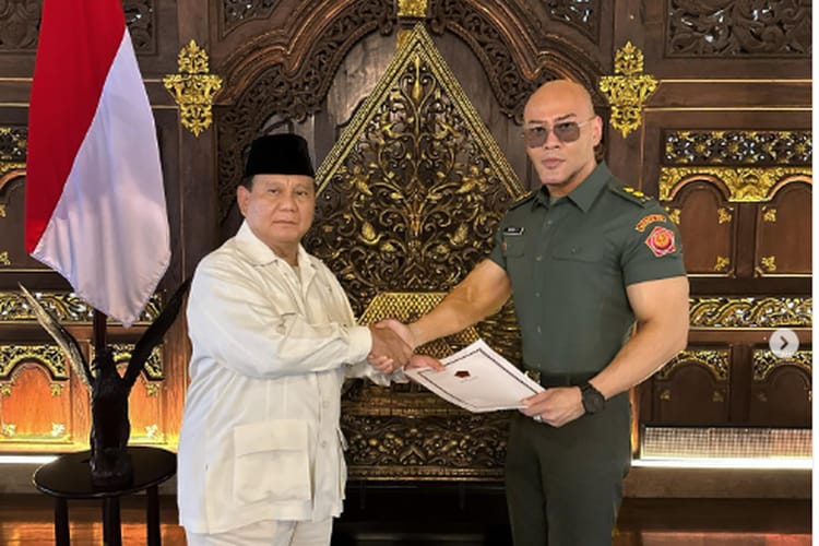 Deddy Corbuzier saat mendapat anugerah pangkat Letnan Kolonel Tituler TNI AD. Foto: Instagram@mastercorbuzier