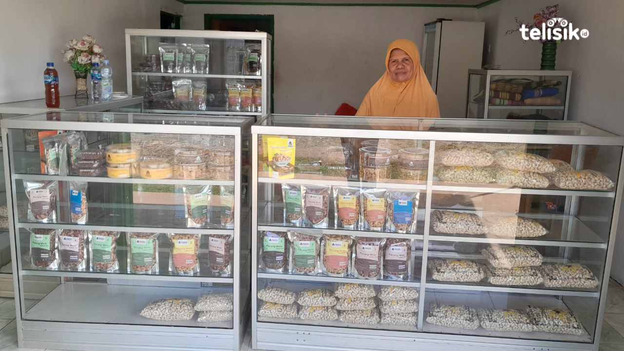 Wa Ode Khalifa di toko miliknya yang menjual kacang mete berbagai varian di Jalan Poros Raha-Wamengkoli, Desa Mabodo, Kecamatan Kontunaga, Kabupaten Muna. Foto: R Anugrah/Telisik