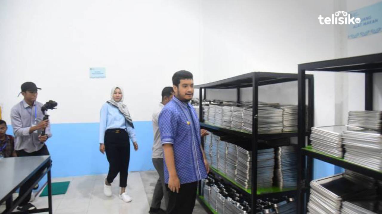 Bupati Buton, Alvin Akawijaya Putra, saat meninjau dapur umum PMBG, Senin (9/6/2025). Foto: Febriyani/Telisik