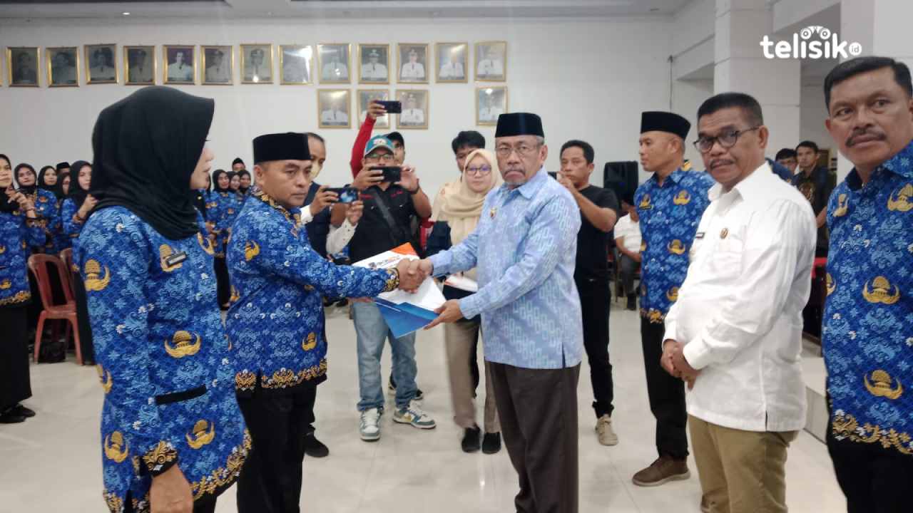Bupati Muna, Bachrun Labuta saat menyerahkan SK PPPK, Jumat (4/7/2025). Foto: Sunaryo/Telisik