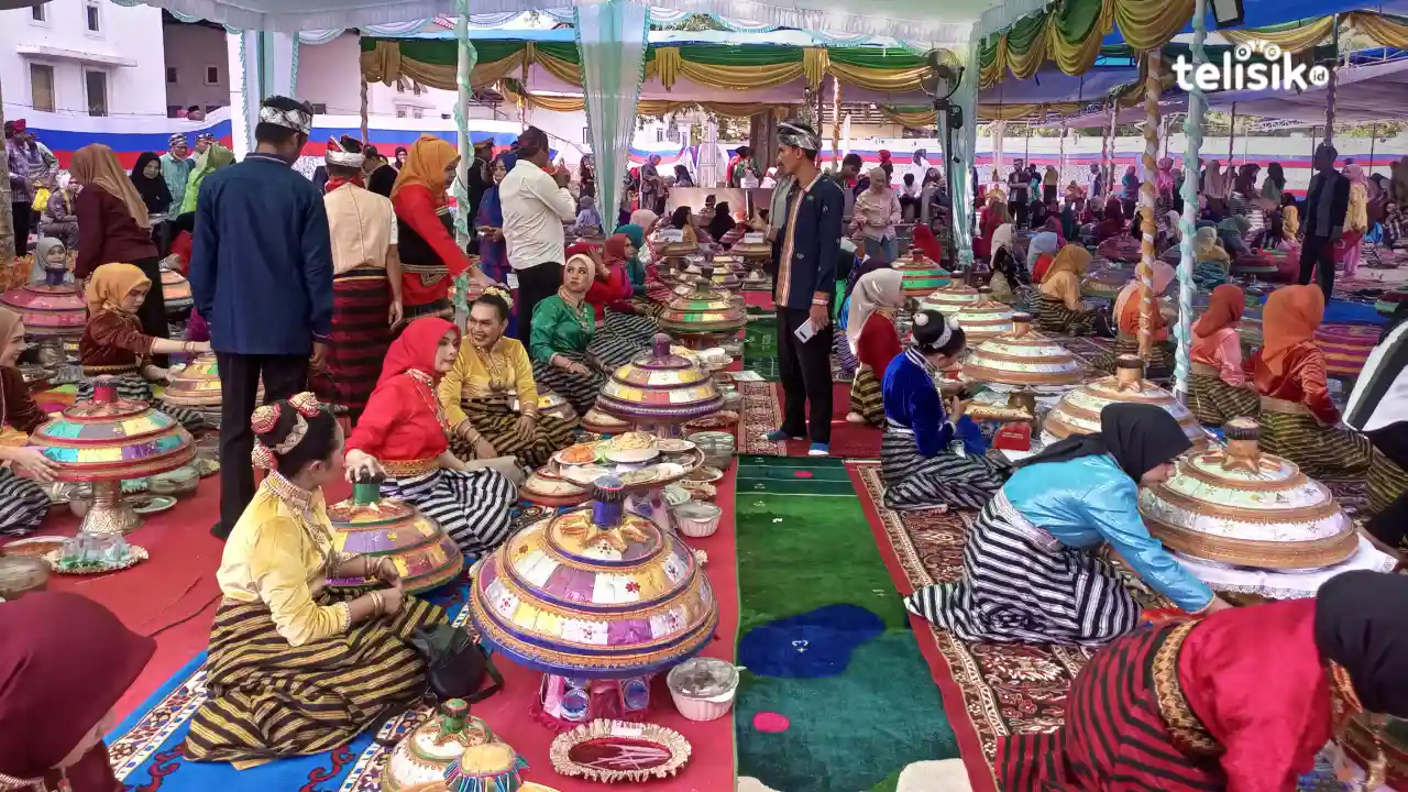 Suasana ritual adat kande-kandea HUT ke-11 Buton Selatan di halaman Rujab Bupati Buton Selatan. Foto: Ali Iskandar Majid/Telisik.