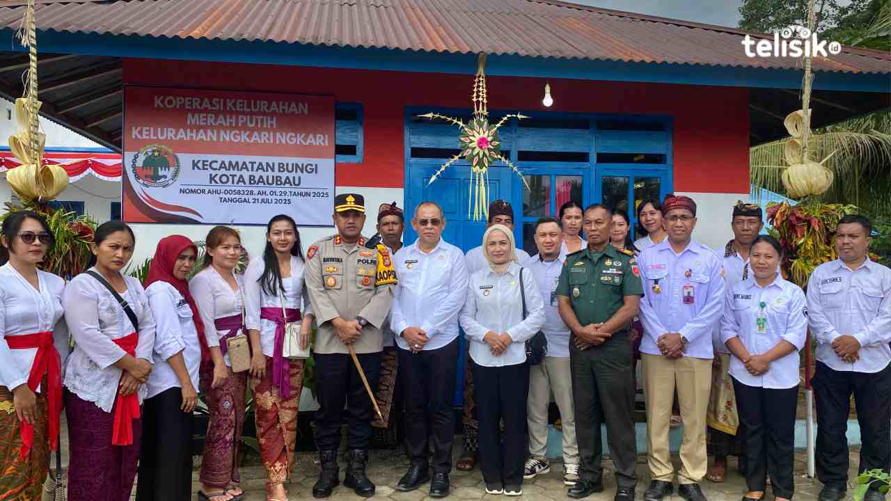 Wali Kota Baubau dan Wakil Wali Kota bersama anggota Koperasi Kelurahan Merah Putih, Kelurahan Ngkari-Ngkari, Senin (21/7/2025). Foto: Elfinasari/telisik