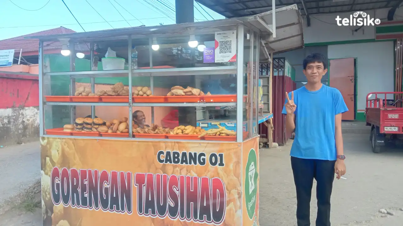 Amirul yang sedang menjaga lapak gorengannya dan menunggu pembeli. Foto: Niken Ayu Anjani/Telisik.