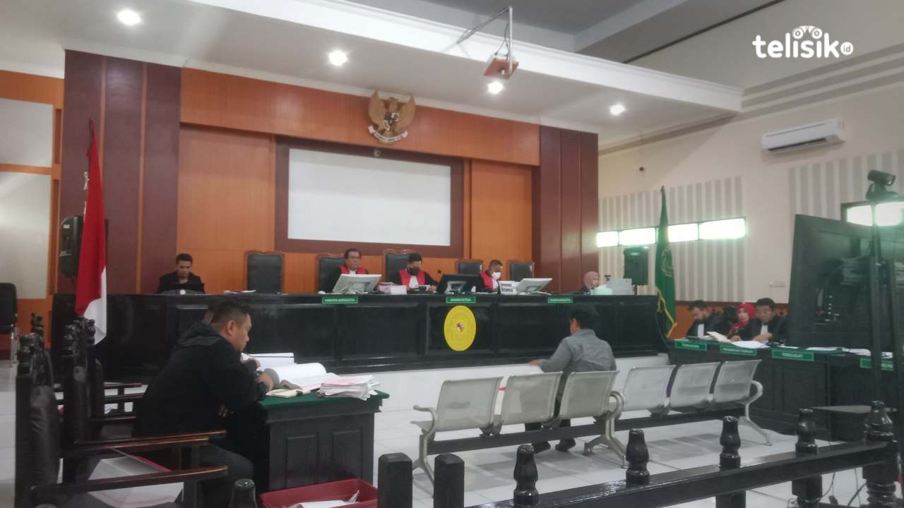 Saksi ahli yang juga Auditor BPKP Sultra saat memberikan keterangan di persidangan kasus korupsi Setda Kendari 2020, Kamis (10/7/2025). Foto: Hamlin/Telisik
