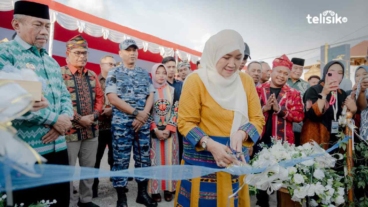 Bupati Muna, Bachrun Labuta (kiri) mendampingi istri La Ode Barhim, Nur Aini meresmikan monumen pesawat tempur beberapa waktu lalu. Foto : Sunaryo/Telisik