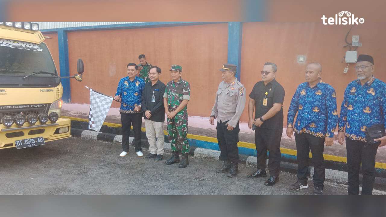 Sekda Muna, Eddy Uga bersama Kepala Bulog Cabang Raha, Hendra Dio Nisius melepas penyaluran bantuan pangan beras, Kamis (17/7/2025). Foto: Sunaryo/Telisik