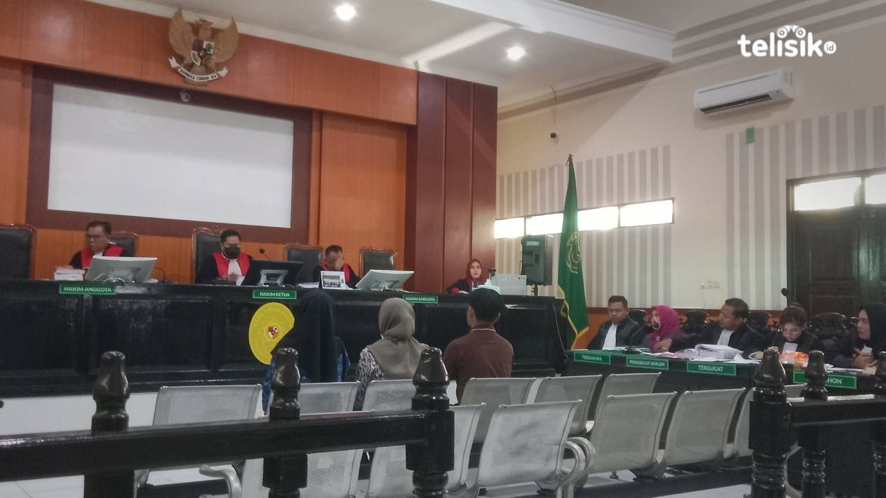 Suasana sidang lanjutan kasus dugaan tindak pidana korupsi Setda Kota Kendari tahun anggaran 2020 agenda pemeriksaan saksi di PN Kendari. Kamis (17/7/2025). Foto: Hamlin/Telisik.