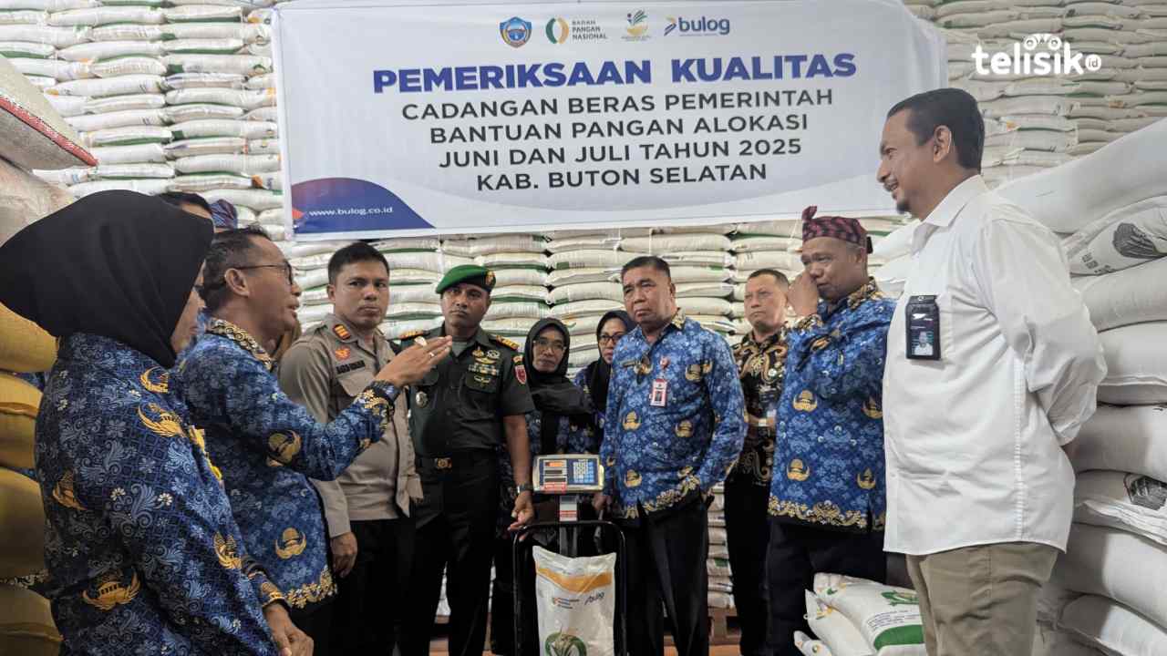 Pj Sekda Buton Selatan, La Ode Darus Salam (dua dari kiri), saat mengecek kualitas beras di Gudang Bulog Baubau, Kamis (17/7/2025). Foto: Ali Iskandar Majid/Telisik