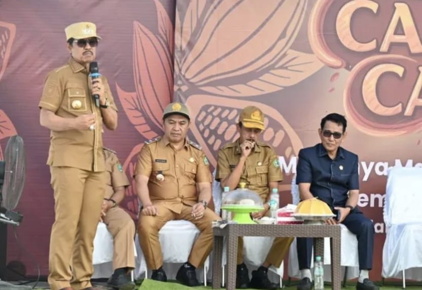 Bupati Kolaka Utara, Nur Rahman Umar sampaikan gambaran umum program ekonomi kerakyatan melalui revitalisasi kakao di Kolaka Utara. Foto: Diskominfo Kolaka Utara