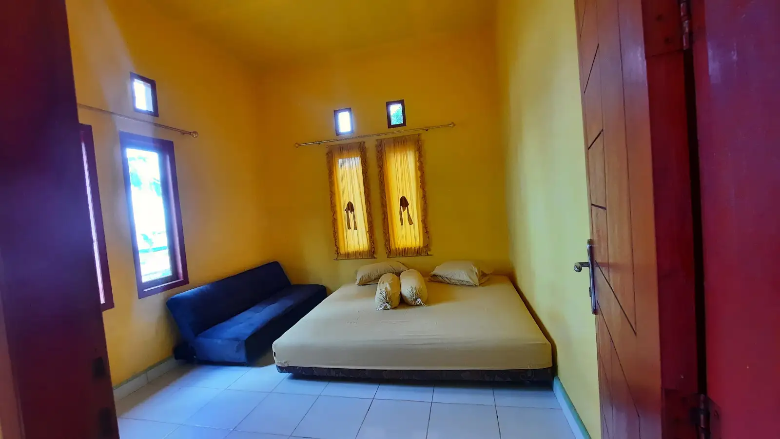 Kamar rapi dan bersih homestay di desa wisata Sulawesi Tenggara. Foto: Ahmad Nizar/Ketua DPD IHSA Sultra.
