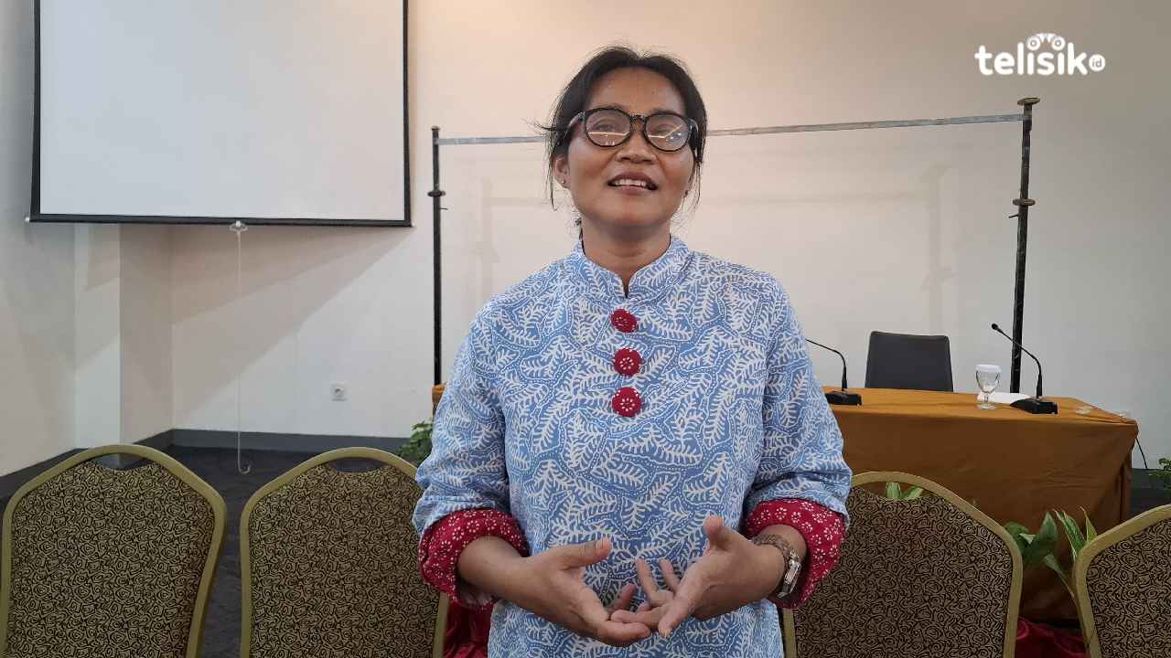 Aktivis Perempuan Sultra, Yustin, saat diwawancarai telisik.id, Jumat (25/7/2025). Foto: Erni Yanti/Telisik