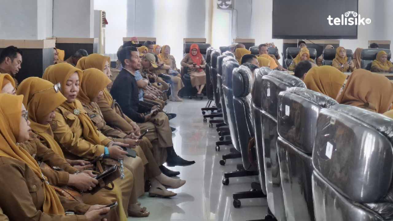 Puluhan guru SD hingga SMP di Kendari saat mengikuti rapat dengar pendapat di DPRD Kota Kendari terkait dugaan pungli seragam sekolah, Senin (28/7/2025). Foto: Erni Yanti/Telisik