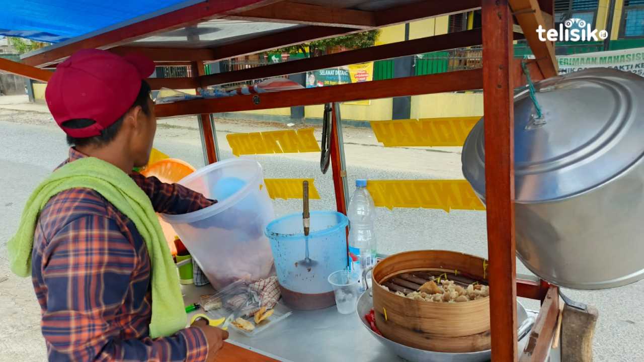 Arifin mendagangkan batagor buatannya secara keliling di beberapa lokasi di Kota Kendari dengan menggunakan gerobak, Kamis (31/7/2025). Foto: Gede Suyana Sriski/Telisik