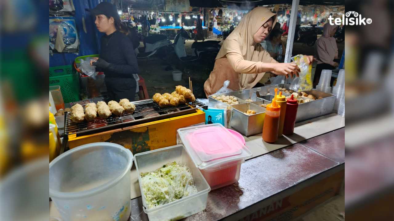 Mirna (jilbab coklat) pedagang pentol kuah di sekitar Pasar Anduonohu, Kendari. Foto: Gede Suyana Sriski/Telisik