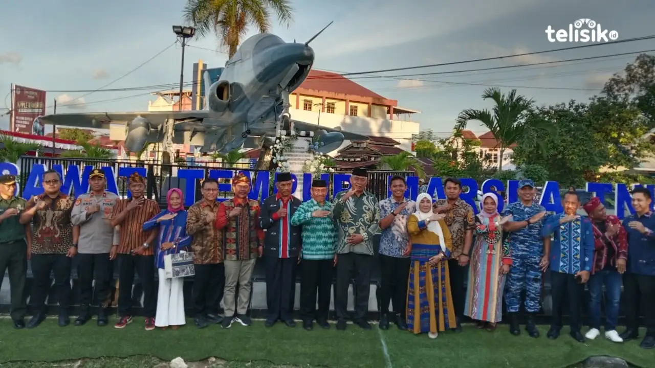 Istri almarhum La Ode Barhim, Nur Aini bersama Bupati Muna, Bachrun Labuta, Wabup Muna, La Ode Asrafil Ndoasa, Wabup Muna Barat, Ali Basa, Danlanud Haluoleo Kendari, Kolonel Pnb Tarmuji Hadi Susanto meresmikan monumen pesawat tempur. Foto: Sunaryo/Telisik