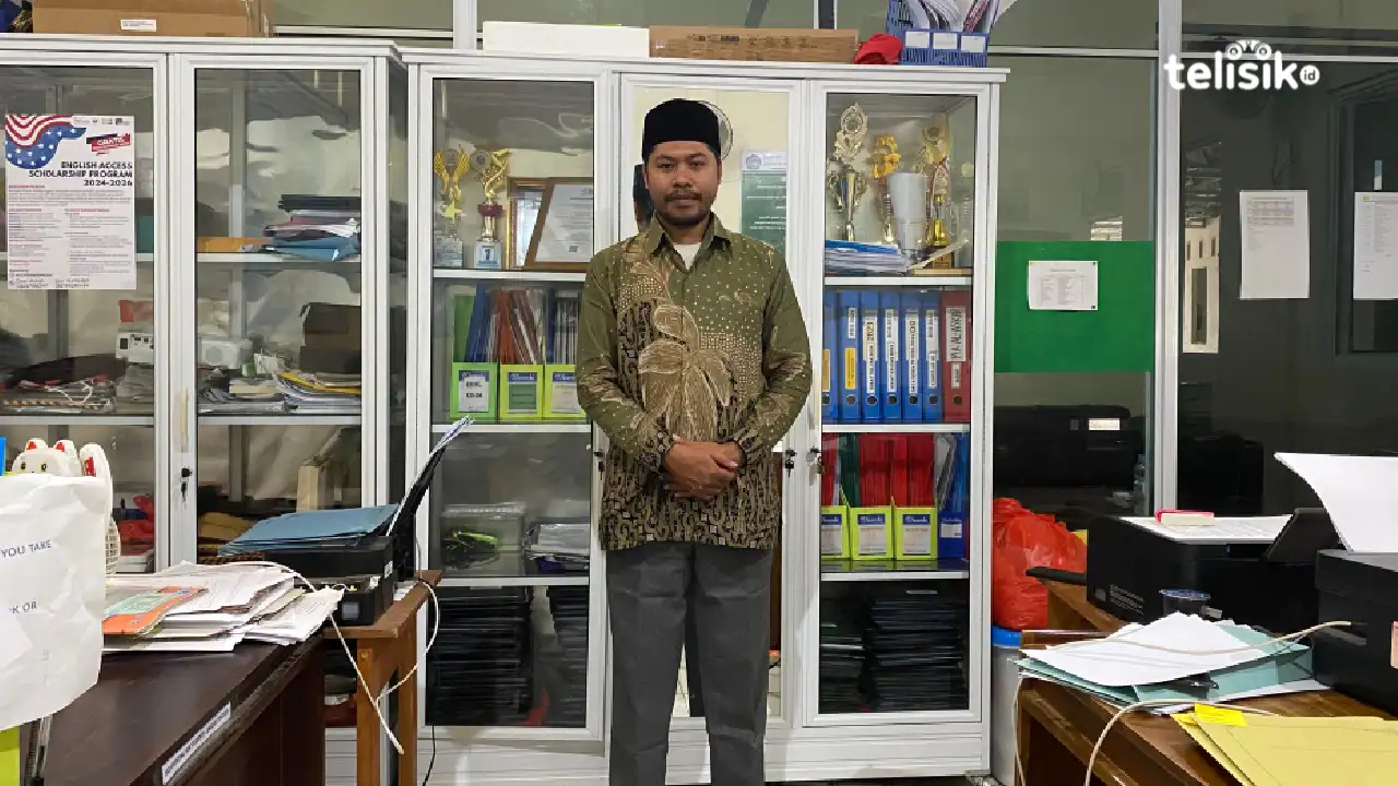 Kepala MA Al-Askar Kendari, Mustika beberkan komitmen madrasah dalam mengembangkan program unggulan dan membentuk generasi cakap teknologi, Jumat (25/7/2025). Foto: Riska Ayu Putri/Telisik.