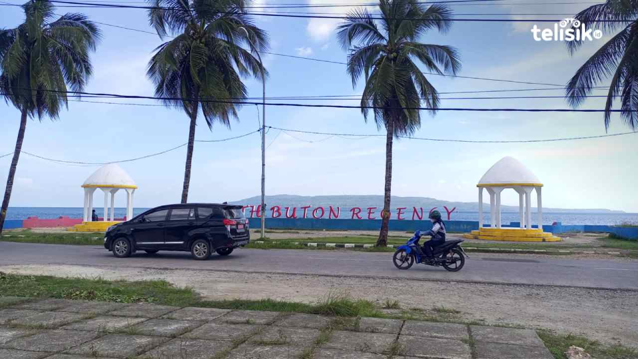 Alun-alun Kabupaten Buton Selatan yang menjadi salah satu ikon bagi daerah setempat. Foto: Ali Iskandar Majid/Telisik