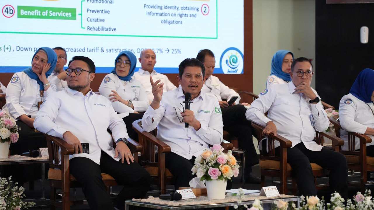 Direktur Utama BPJS Kesehatan, Ghufron Mukti (tengah), saat ekspose kinerja BPJS Kesehatan 2024 di Jakarta, Senin (14/7/2025). Foto: Ist.