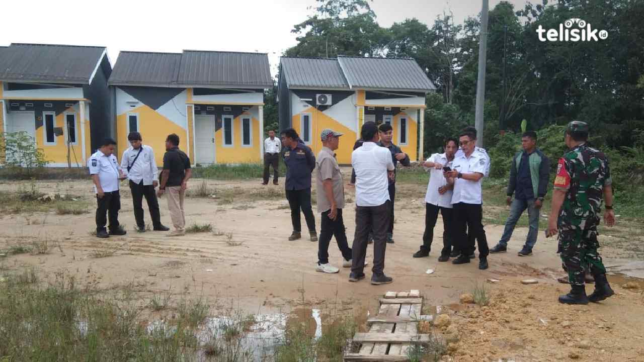 Anggota Komisi III DPRD Kendari bersama instansi terkait tinjau jalan lingkungan yang diduga ditutup oleh pengembang BTN Djavino. Foto: Kardin/Telisik.