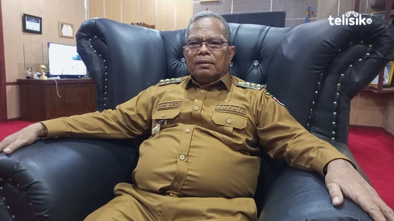 Bupati Buton Selatan, Muhammad Adios, saat diwawancarai awak media, Selasa (8/7/2025). Foto: Ali Iskandar Majid/Telisik