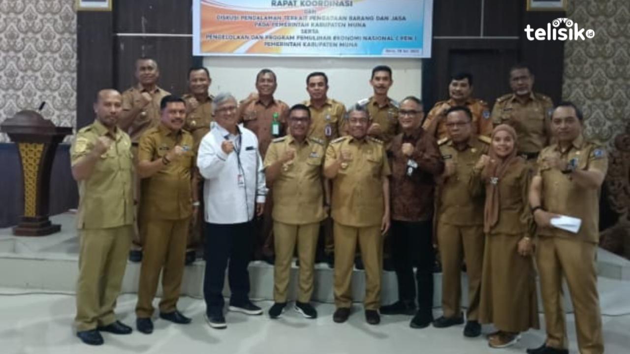 Bupati Muna, Bachrun Labuta; Wabup, La Ode Asrafil Ndoasa; dan beberapa kepala OPD bersama tim KPK, Senin (28/7/2025). Foto: Sunaryo/Telisik