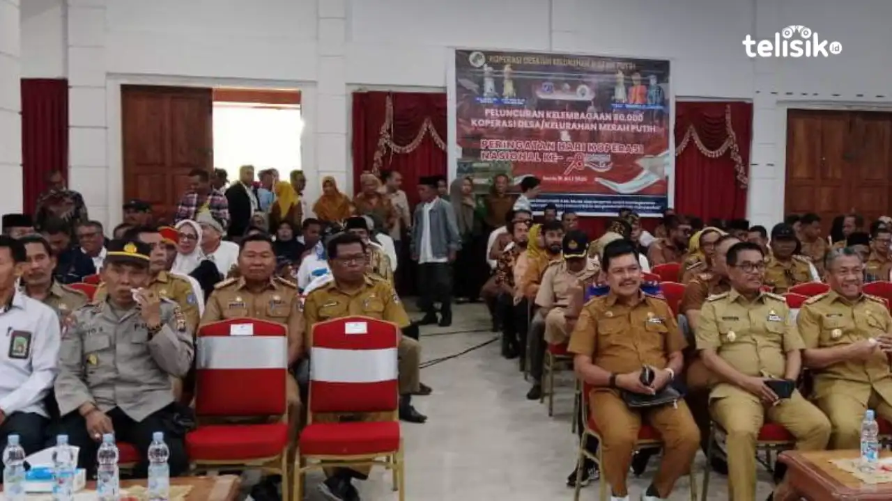 Bupati Muna, Bachrun Labuta bersama Wakil Bupati (Wabup), La Ode Asrafil Ndoasa dan Sekda, Eddy Uga di sela-sela peluncuran kelembagaan 80.000 koperasi merah putih. Foto: Sunaryo/Telisik.