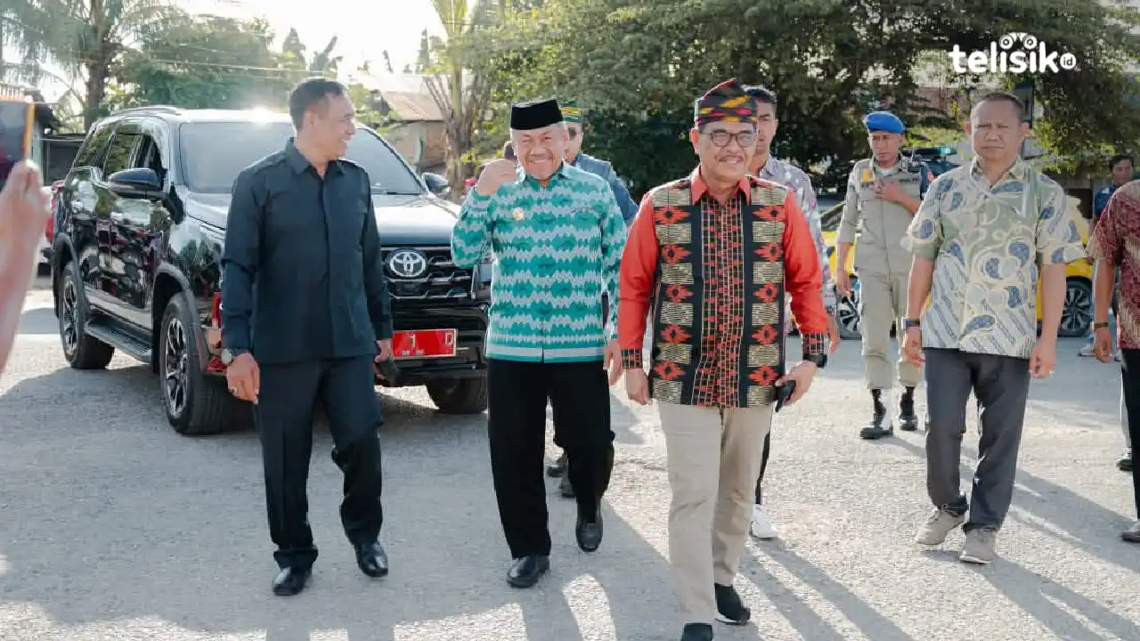 Bupati Muna, Bacrun Labuta mengatakan kondisi tanah di Bumi Sowite tidak cocok dengan tanaman sawit. Foto: Sunaryo/Telisik.