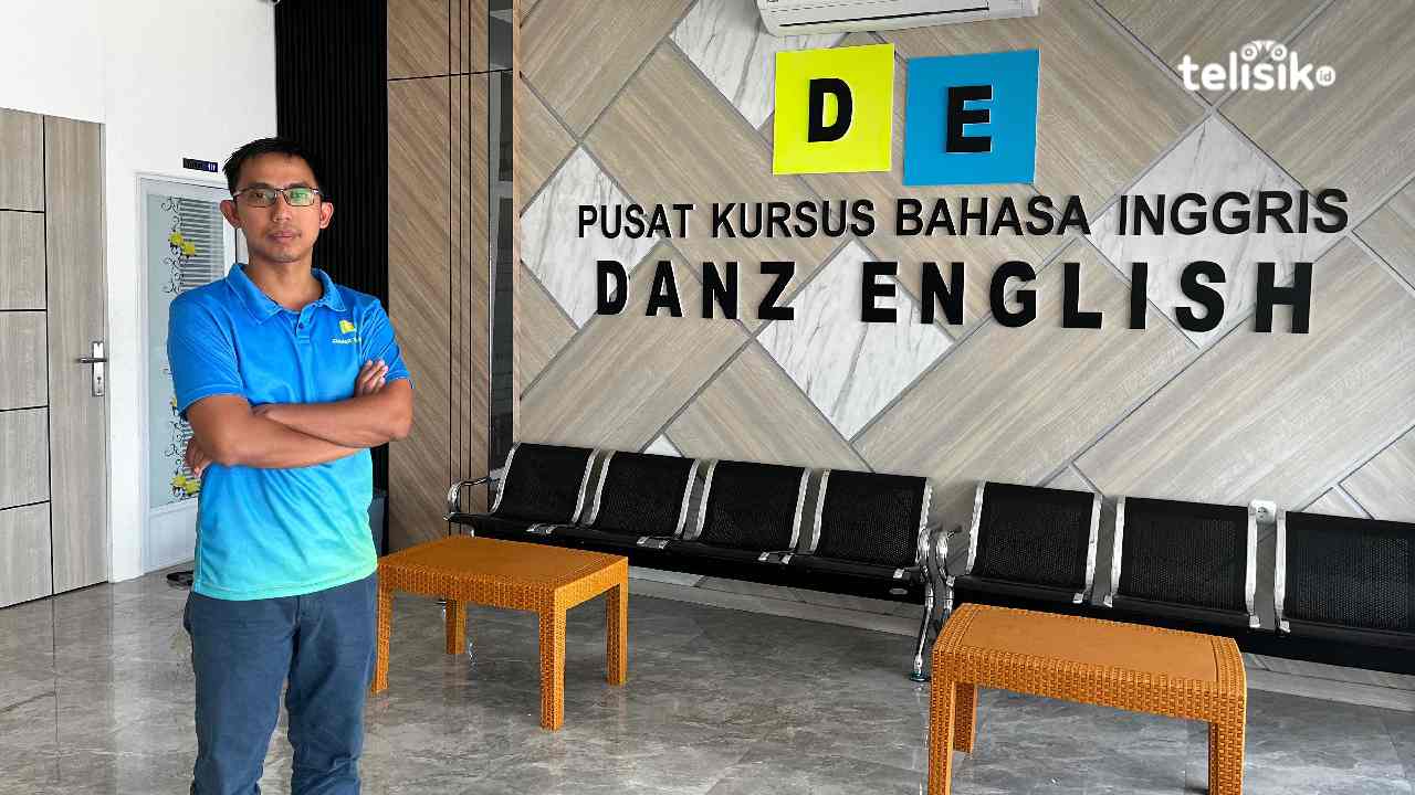 Direktur Danz English, Dany Prima Putra, usai diwawancarai di kantornya, Rabu (30/7/2025). Foto: Abdul Jabaru Hidi/Telisik