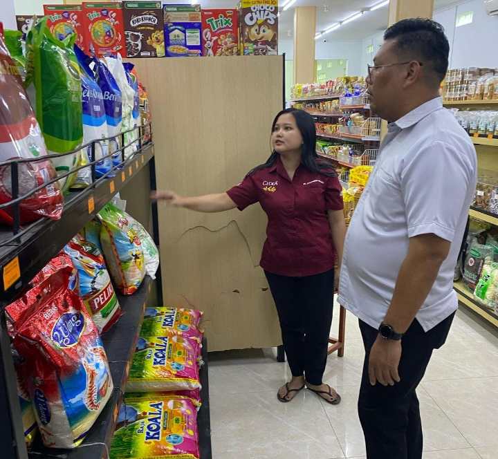 Tim Satgas Pangan Polda Sultra saat melakukan inspeksi ke distributor beras di Kota Kendari. Foto: Ist.