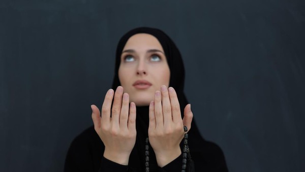 3 doa yang diajarkan Rasulullah agar terlepas dari lilitan utang. Foto: Repro Getty Images.
