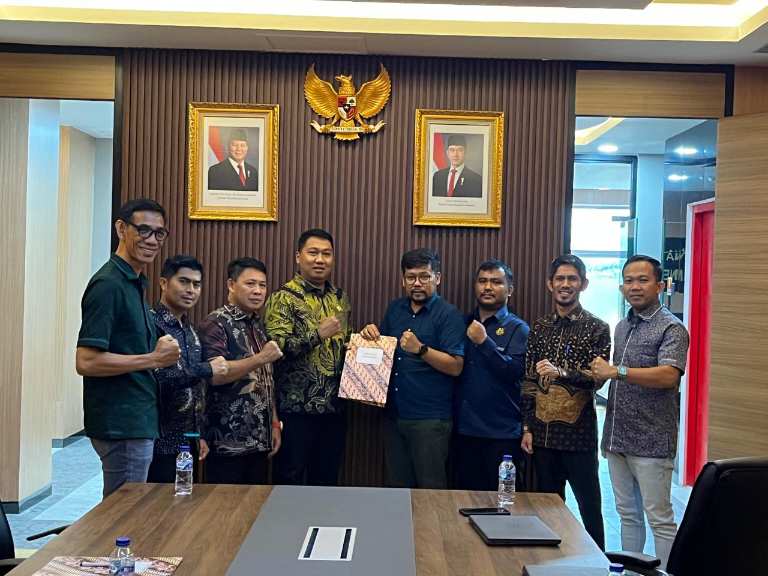 Ketua DPRD, Fitra Yudi (batik kuning) bersama anggota DPRD Kolaka Utara menyerahkan poin-poin aspirasi ke Analis Kebijakan Ditjen Minerba, Ronald, pada 18 Juni 2025 lalu. Foto: Humas Sekwan DPRD Kolut
