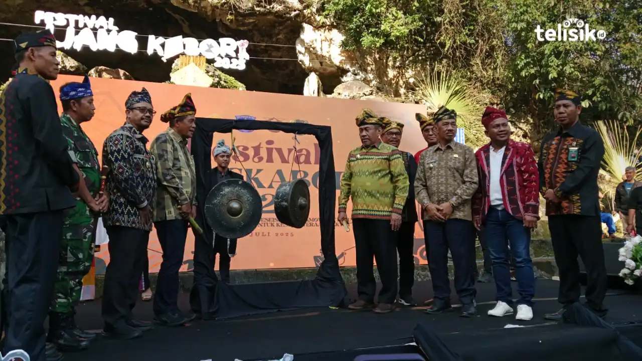 Wagub Sultra, Hugua bersama Bupati Muna, Bachrun Labuta membuka Festival Liangkabori. Foto: Sunaryo/Telisik.