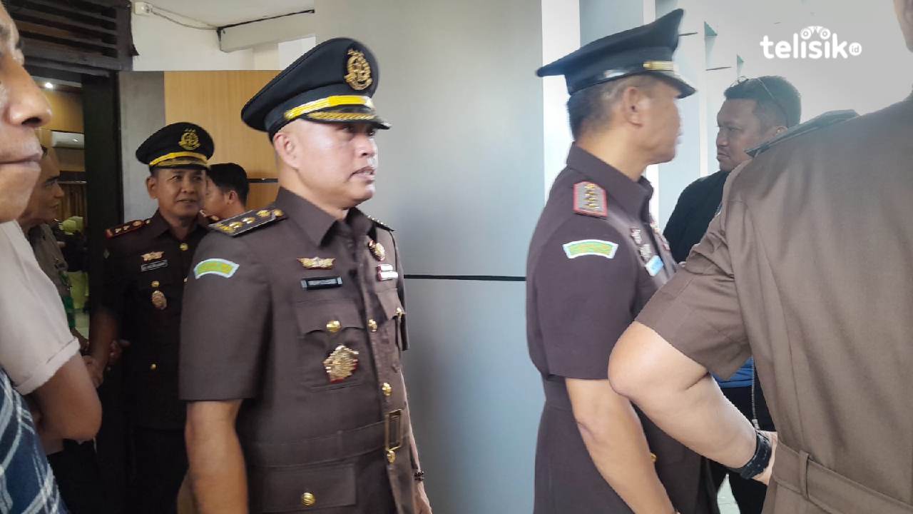 Pejabat baru Asisten Intelijen Kejaksaan Tinggi Sultra, Muh Ilham (tengah), saat keluar dari aula Kejati usai dilantik oleh Kajati Sultra, Jumat (25/7/2025). Foto: R Anugrah/Telisik