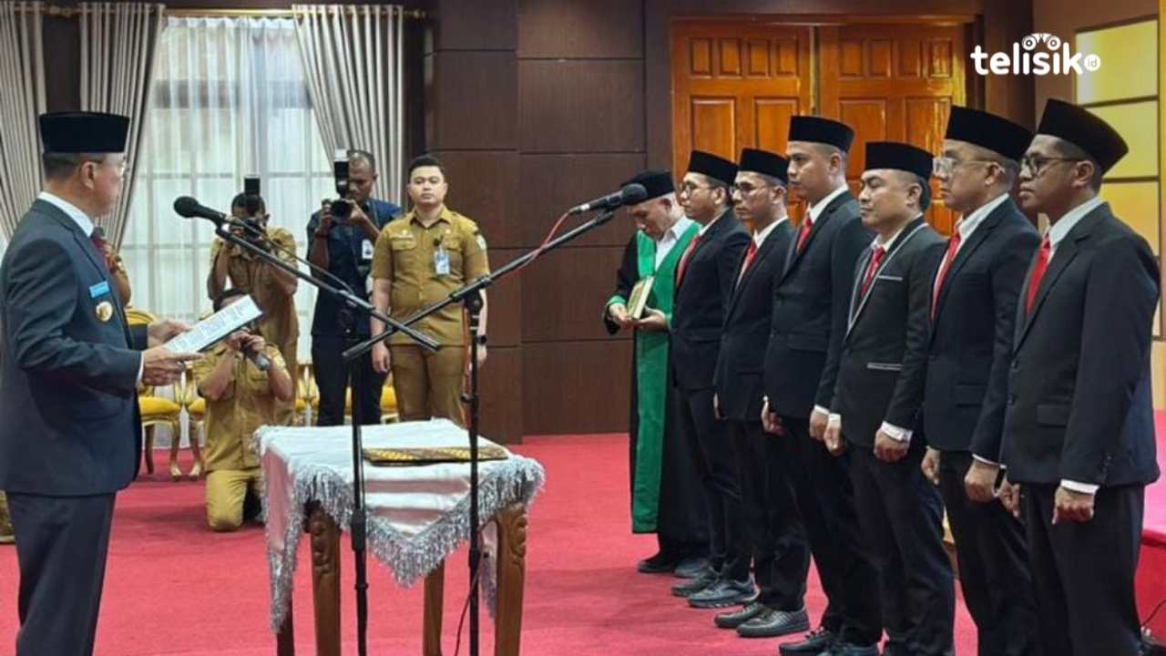 Momen Gubernur Sulawesi Tenggara, Andi Sumangerukka, melantik enam pejabat Perumda Sultra, Senin (14/7/2025). Foto: Telisik