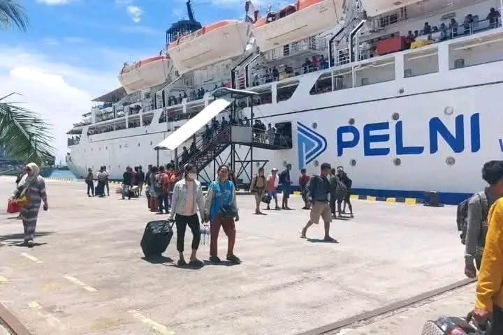 Para penumpang akan naik ke KM Tilongkabila untuk melakukan perjalanan laut. Foto: Facebook Visa Nur