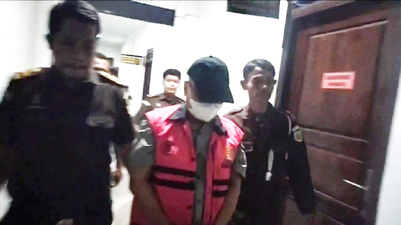 Penyidik Kejati Sultra menetapkan Heru Prasetyo sebagai tersangka baru dalam kasus Tipikor pertambangan di Kolaka Utara, Senin (7/7/2025) malam. Foto: Ist.