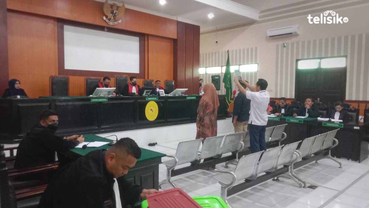 Proses pengambilan sumpah dua Saksi yang dihadirkan kuasa hukum terdakwa Nahwa Umar, yakni Eks Kepala BKAD Kendari, Susanti dan Poitu Martopo Eks Sekda Kolaka, Poitu Mortopo. Foto: Hamlin/Telisik 