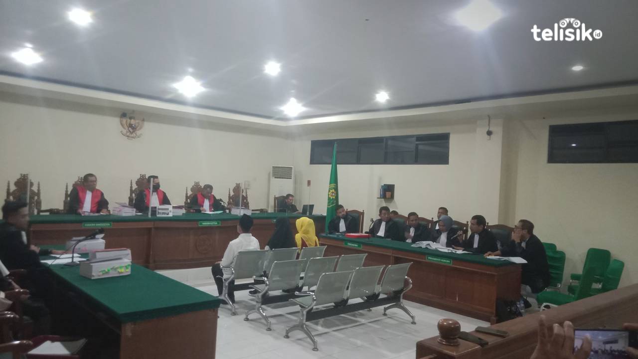 Kuasa hukum Muchlis, Kamal Rahmat saat menyampaikan kepada JPU agar 4 orang saksi ditetapkan jadi tersangka dalam kasus dugaan korupsi makan minum Setda Kendari 2020, Kamis (3/7/2025). Foto: Hamlin/Telisik.
