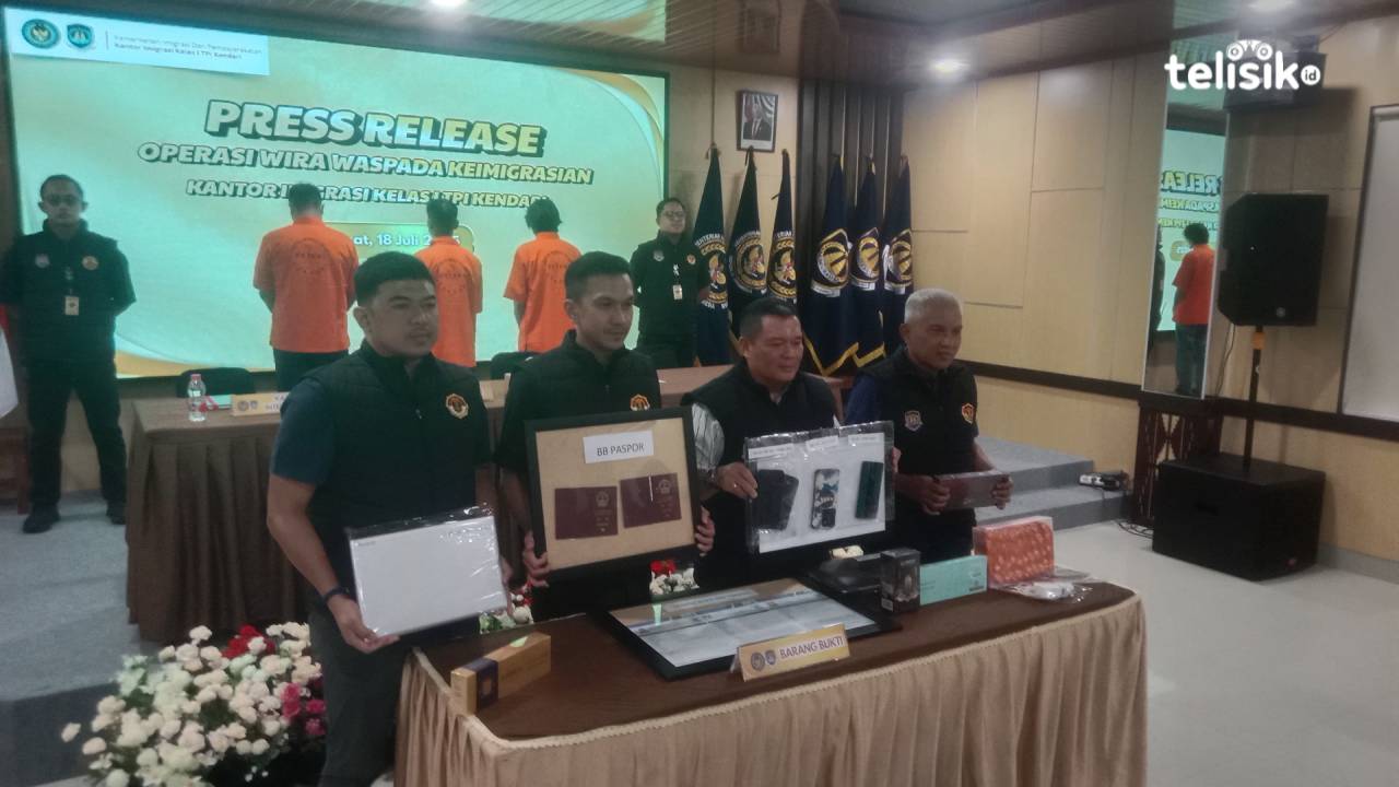Kepala Kanwil Ditjen Imigrasi Sultra, Ganda Samosir (kedua dari kanan) dan Kepala Kantor Imigrasi Kelas I TPI Kendari, Muhammad Novran Jaya (kedua dari kiri) bersama jajaran, saat menunjugan barang bukti milik 3 Pria WNA Tiongkok yang diduga melanggar atu
