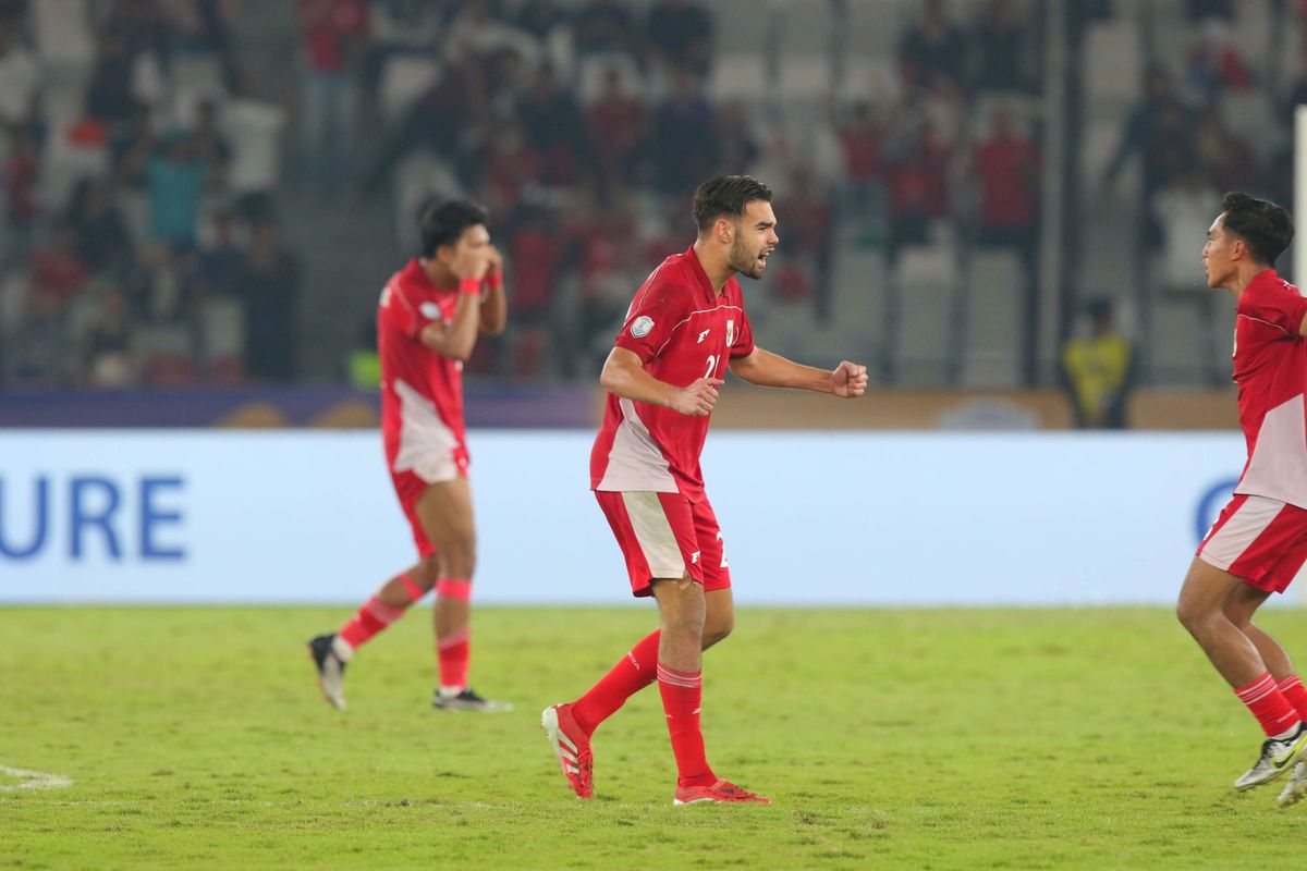Pemain Timnas U23 Indonesia Jens Raven berselebrasi bersama Rayhan Hannan usai mencetak gol ke gawang Thailand. Foto: Repro kompas.com