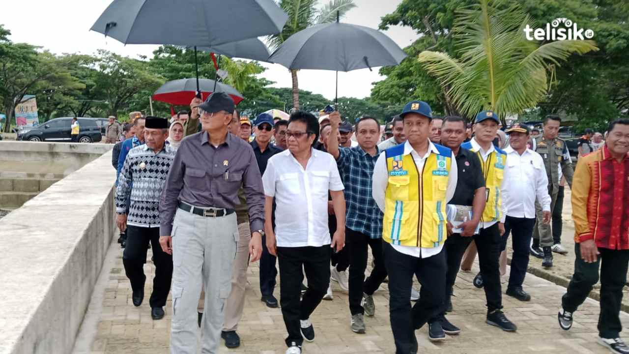Menteri PU, Dody Hanggodo bersama Wakil Ketua Komisi V DPR RI, Ridwan Bae, Gubernur Sultra, ASR dan Bupati Muna, Bachrun Labuta meninjau SOR La Ode Pandu, Minggu (13/7/2025). Foto: Sunaryo/Telisik