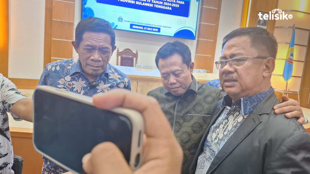 Anggota Komisi II DPR RI Rusda Mahmud (kanan) dan Wakil Gubernur Sulawesi Tenggara, Hugua ( kiri) saat diwawancarai awak media, Kamis (17/7/2025). Foto: Erni Yanti/Telisik