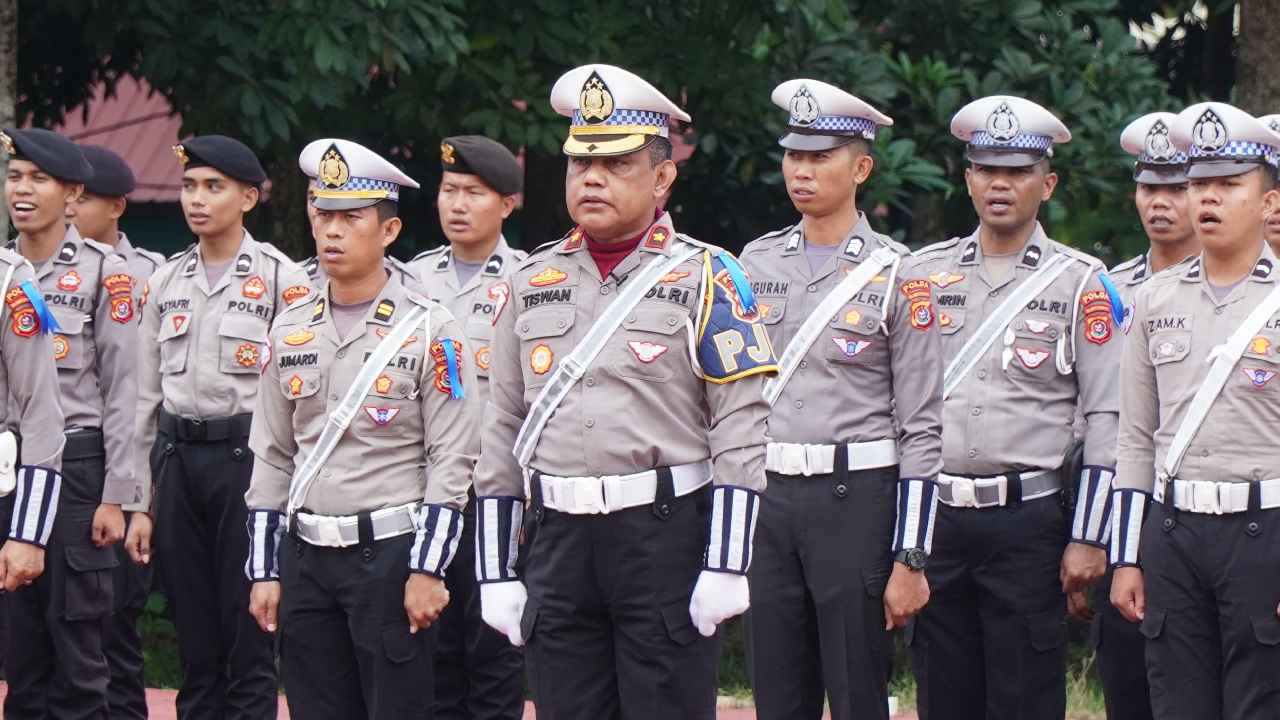 Anggota Ditlantas Polda Sultra saat mengikuti apel gelar pasukan  Operasi Patuh Anoa 2025. Foto: Ist.