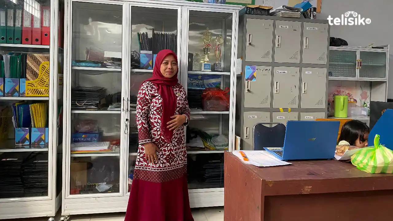 Kepala MTs Al-Askar Kendari, Wa Ode Nurliati Fahidu, jelaskan strategi madrasah dalam menyeimbangkan pendidikan umum dan keagamaan serta mendorong prestasi siswa di berbagai bidang. Foto: Riska Ayu Putri/Telisik.