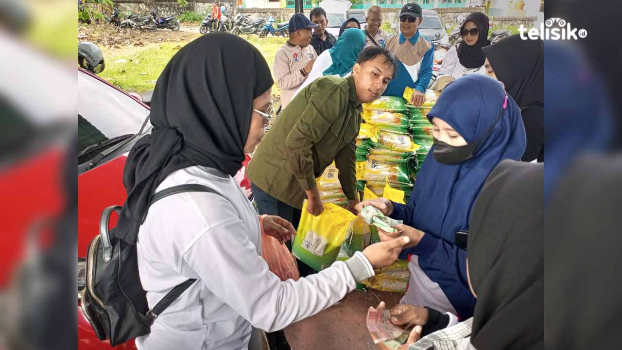 Transaksi jual beli beras murah di Lapangan Lakarada, Batauga, Buton Selatan, Rabu (16/7/2025). Foto: Ali Iskandar Majid/Telisik