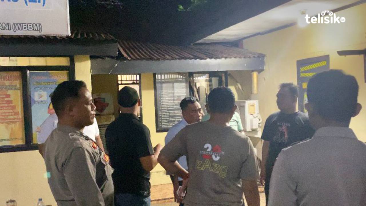 Kepala Pelni Cabang Baubau, Djasman saat tengah berkoordinasi dengan pihak Polsek. Foto: Elfinasari/Telisik.