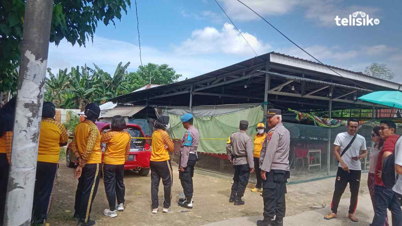 Sejumlah personel kepolisian berjaga di depan lorong rumah almarhumah Anty Inawade saat proses rekonstruksi berlangsung, Sabtu (12/7/2025). Foto:Hamlin/Telisik