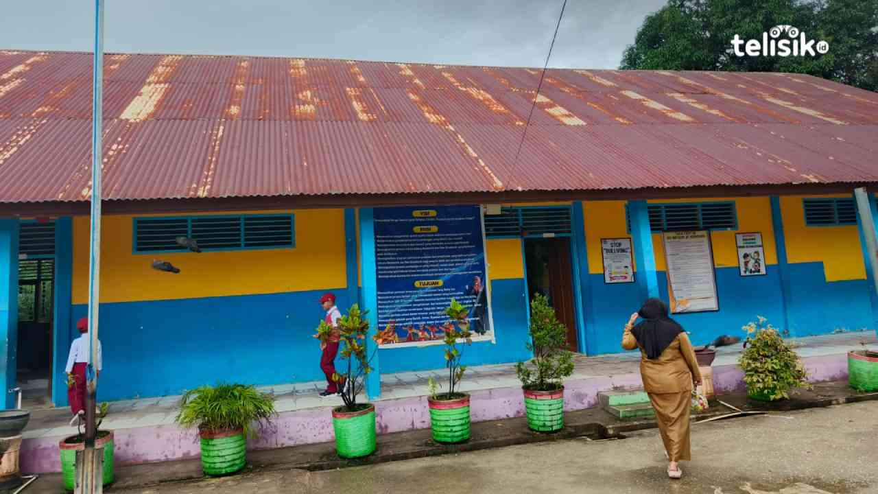 SDN 97 Kendari yang membutuhkan bantuan fasilitas belajar-mengajar dan berbagai fasilitas penunjang. Foto: Gede Suyana Sriski/Telisik