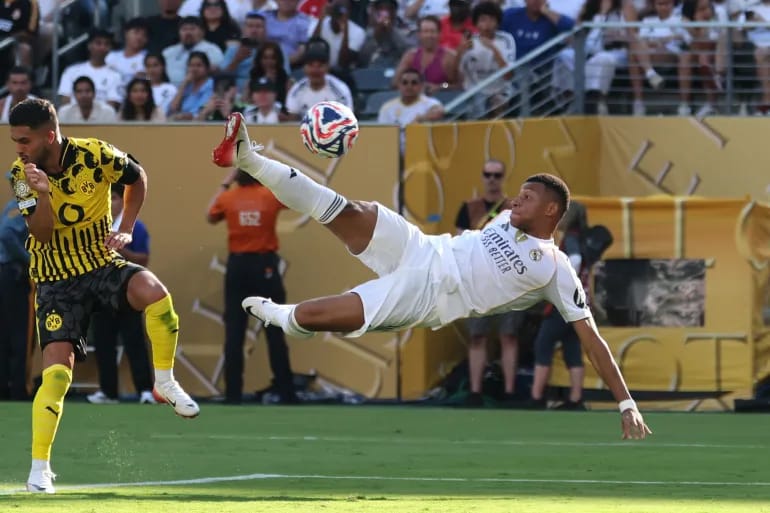 Kylian Mbappe saat mencetak gol ke gawang Dortmund. Foto: Repro Reuters