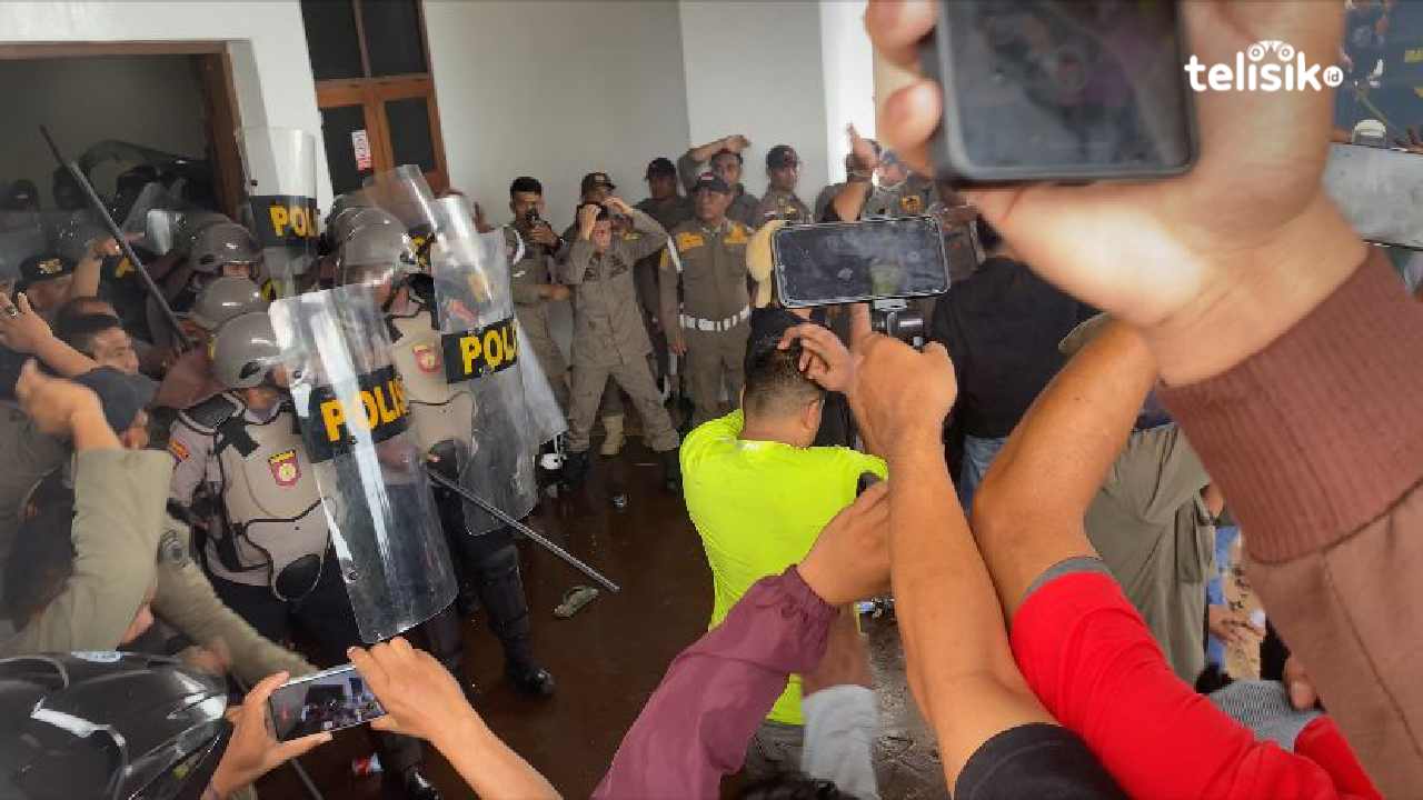 Demo yang berlangsung di Kantor Wali Kota Baubau saat massa aksi memaksa masuk hingga terjadi saling lempar, Senin (14/7/2025). Foto: Elfinasari/Telisik
